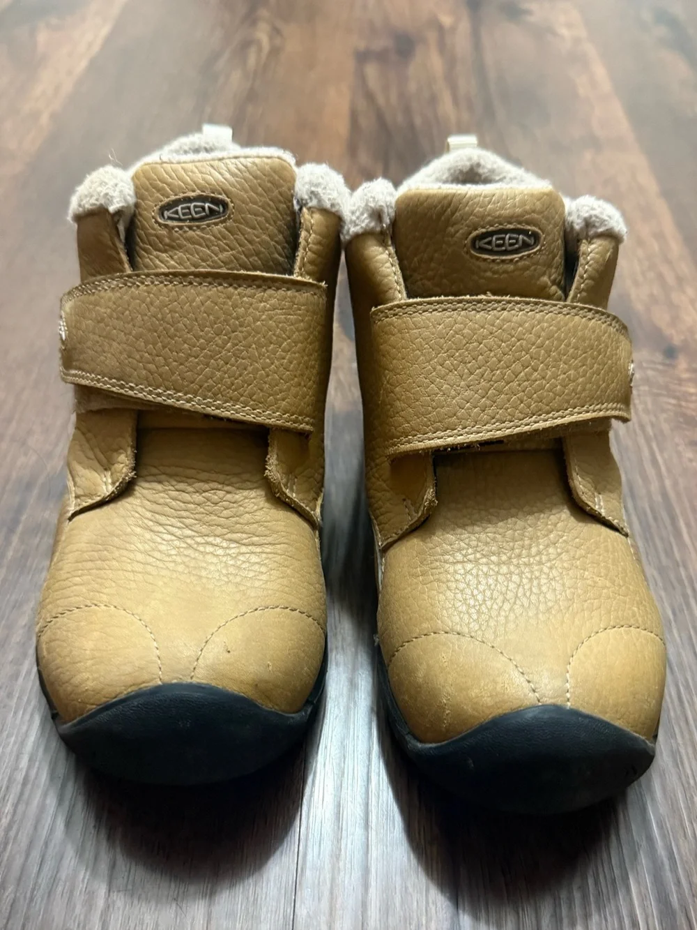 Keen Kootenay Kids Tan Hook-and-Loop Ankle Boots with Sherpa Collar. Like new!